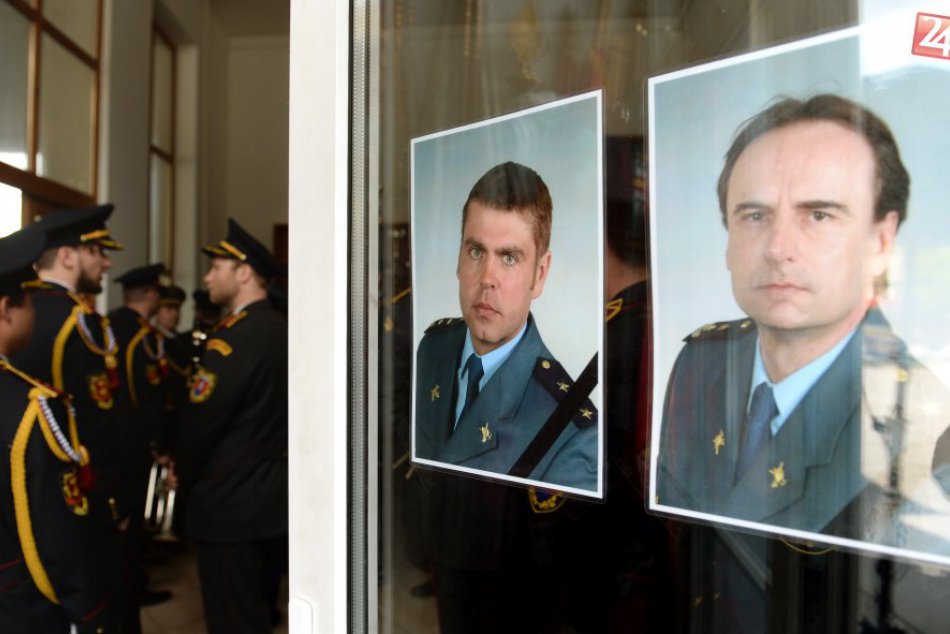 Smútok v Prešove: Hasičov viezli na poslednej ceste na záchranárskych vozidlách
