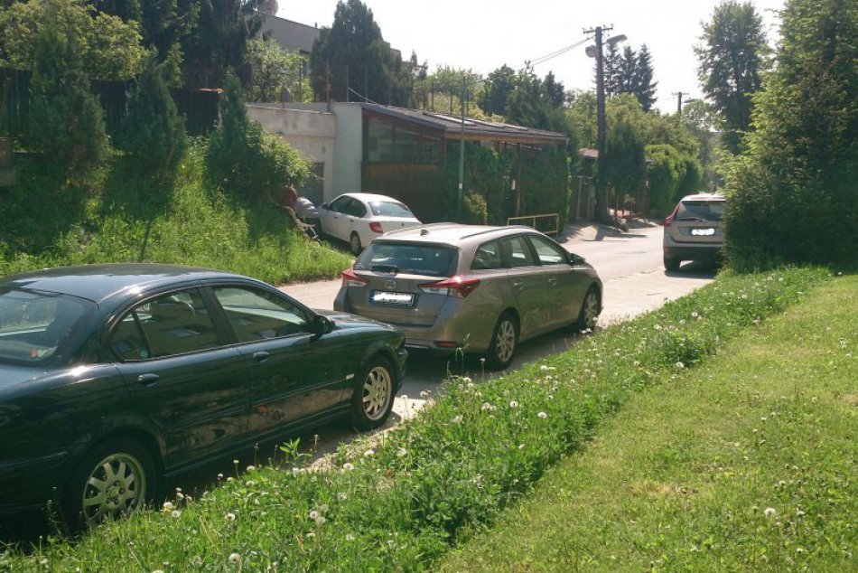 Parkovanie na chodníkoch na Ulici Líščie údolie