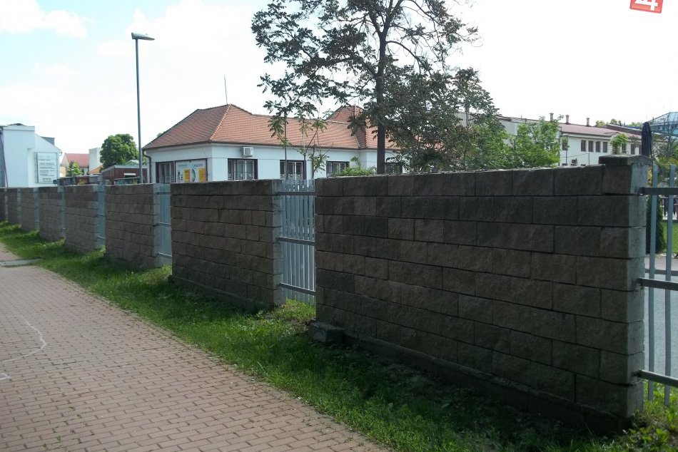 Plot pri nemocničnom parku udivuje: Čo nevidieť vraj bude dokončený