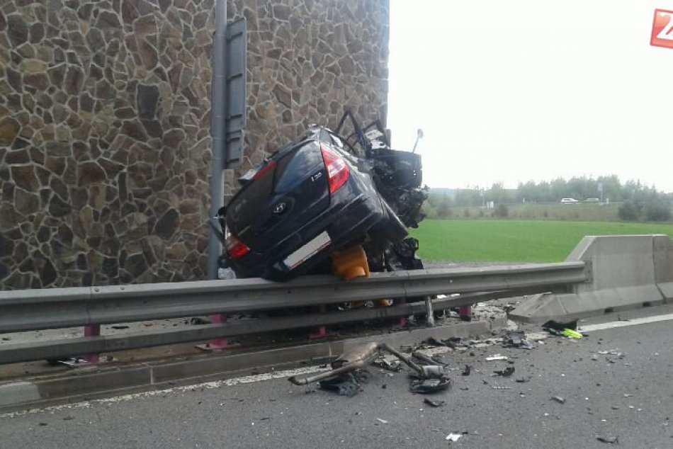 Vodič osobného auta neprežil náraz do betónu