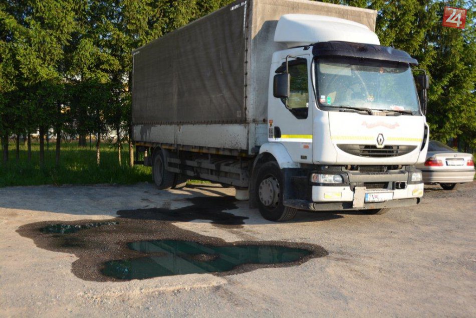 V OBRAZOCH: Z áut kradli benzín a naftu. Traja mladíci čelia obvineniu