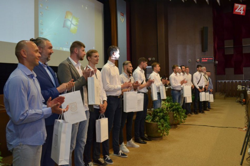 FOTO: Volejbaloví majstri priniesli vzácnu trofej aj na Mestský úrad v Nitre