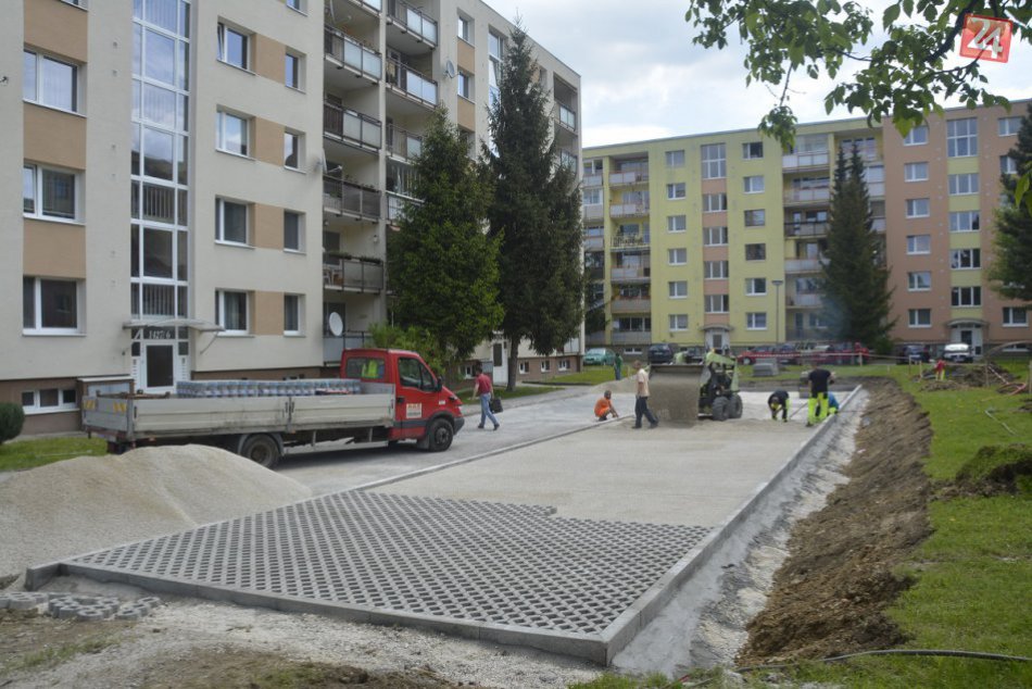 Nové parkovacie miesta v Považskej: Výstavba na Strede a Hlinách