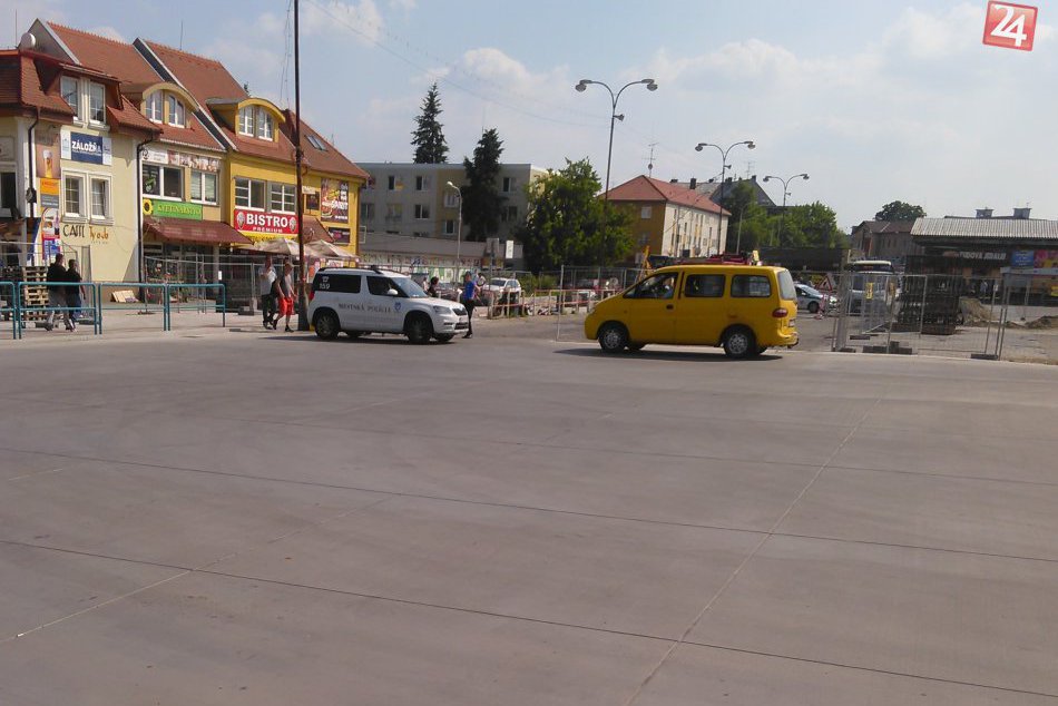 Rušno na autobusovej stanici v Nitre: Na miesto mieri pyrotechnik!