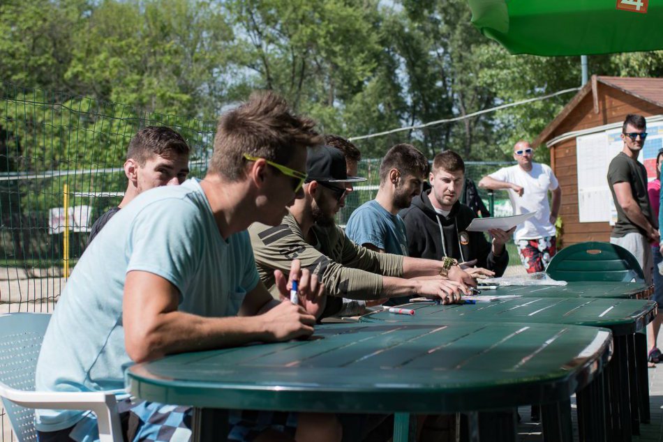 FOTO: V Nitre odštartovala sezóna plážového volejbalu, pridali sa aj majstri