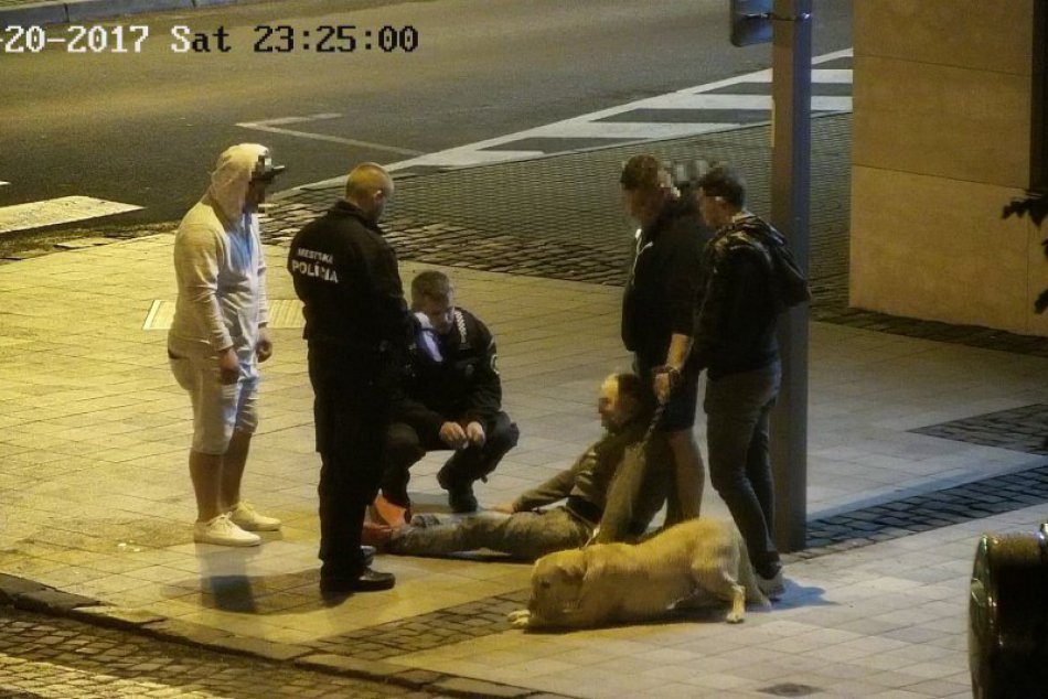 V OBRAZOCH: Zvolenskí policajti pomáhali zranenému mužovi