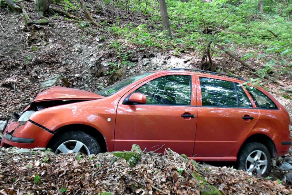Obrazom: Auto s vodičom skončilo v hlbokej priekope