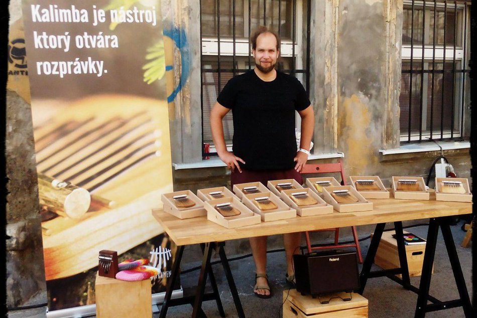 V OBRAZOCH: Marek Bolf a jeho výtvor kalimba