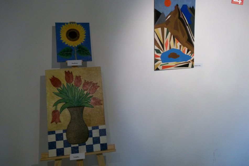 FOTO: Amatérsky výtvarník Gabriel Szentiványi maľuje odmlada, dnes vystavuje