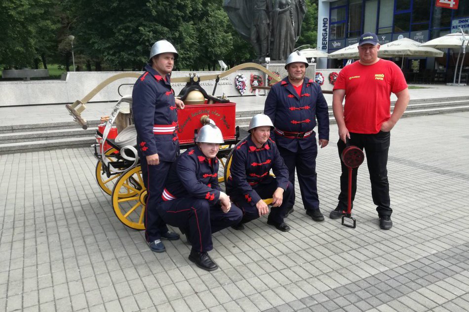FOTOGALÉRIA: Humenské námestie obsadila súčasná aj historická hasičská technika