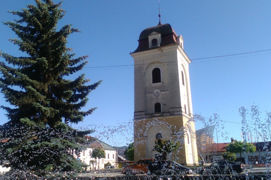 V OBRAZOCH: Slnečný deň na námestí v Brezne