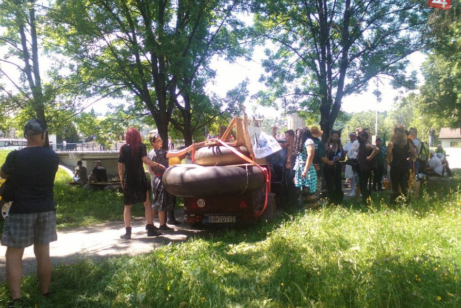 V OBRAZOCH: Splav Hrona na netradičných plavidlách 2017