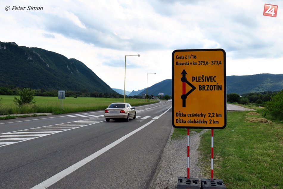 Obrazom: Uzávierka cesty pri Brzotíne a nový asfalt v obci