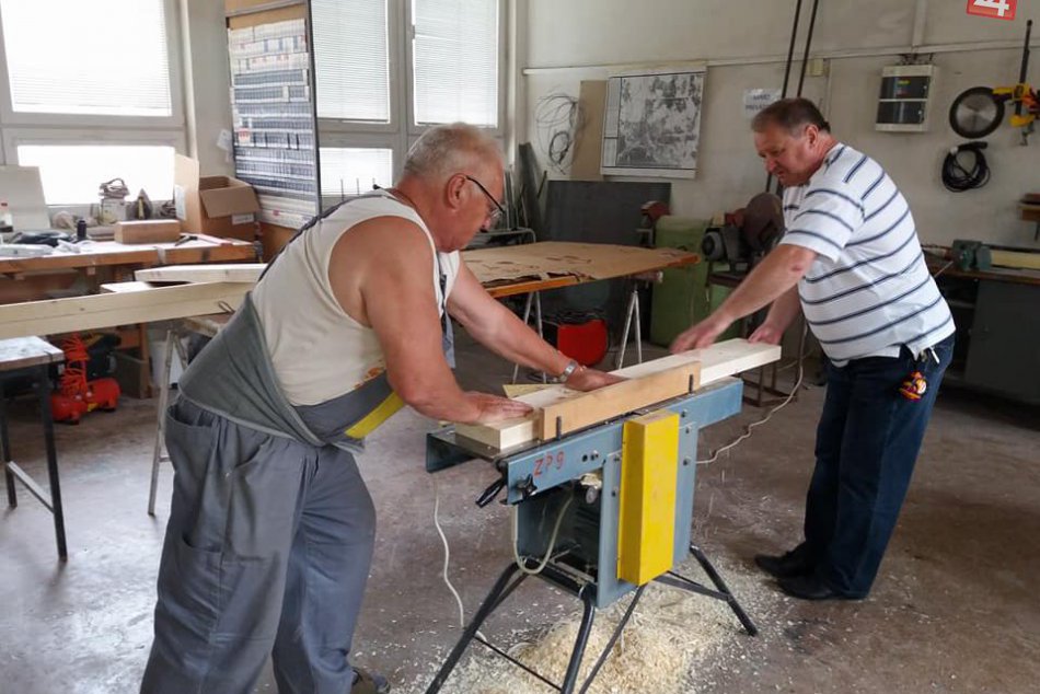 V OBRAZOCH: Príprava dobrovoľníkov na obnovu detských ihrísk