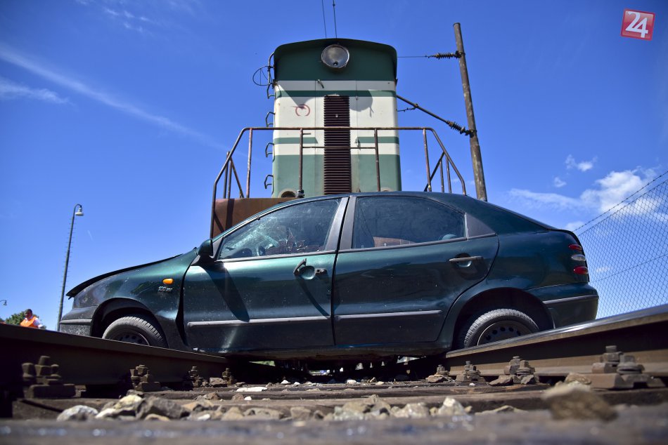 Simulovaná zrážka auta s vlakom