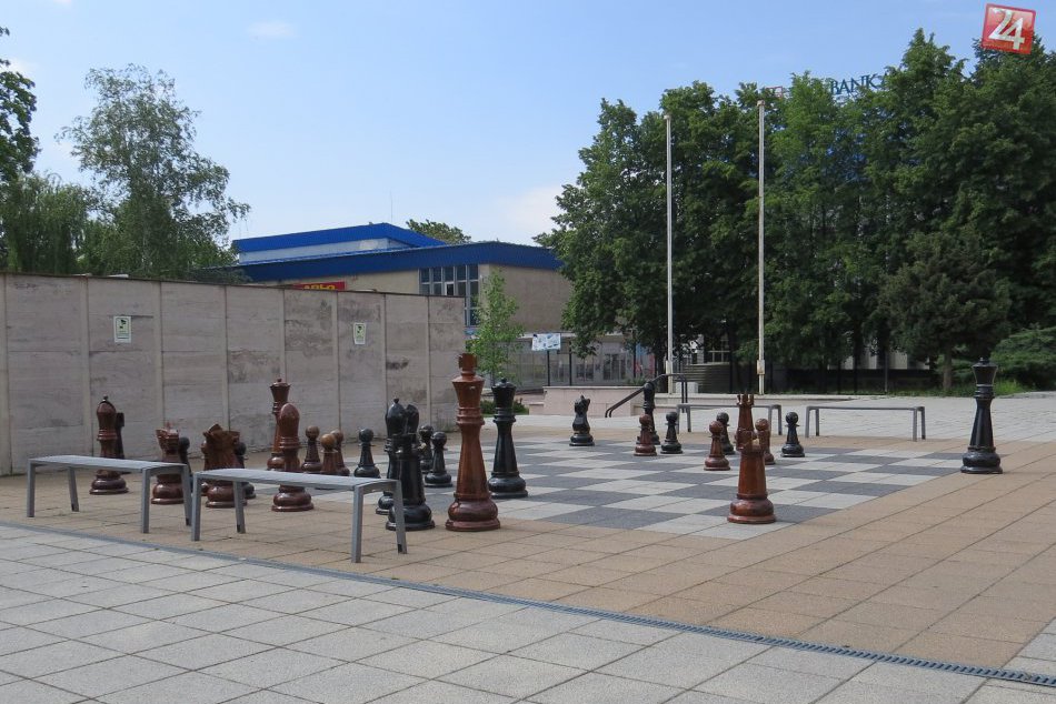 Obrovské šachové figúrky v Michalovciach? Takto sú poškodené, FOTO 