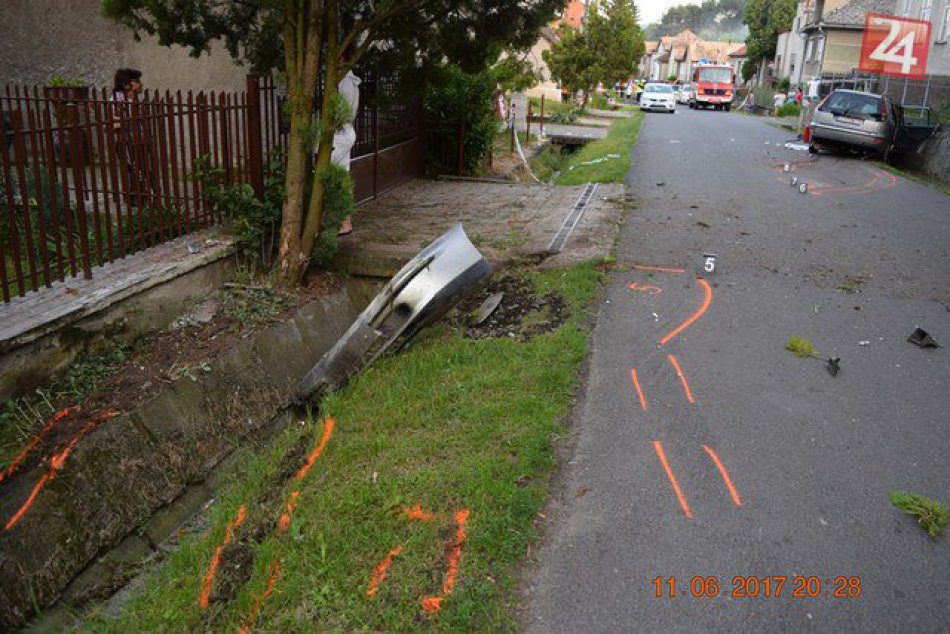 V OBRAZOCH: Zábery z miesta nehody. Pri Lučenci havarovalo auto so 4 deťmi
