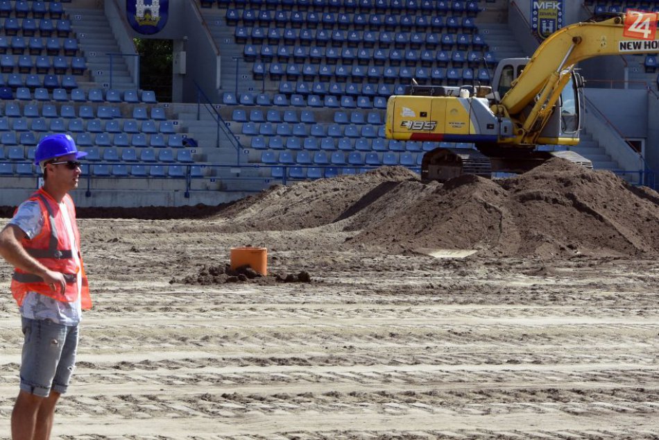 FOTO: V Michalovciach sa už pracuje na vybudovaní vyhrievaného trávnika