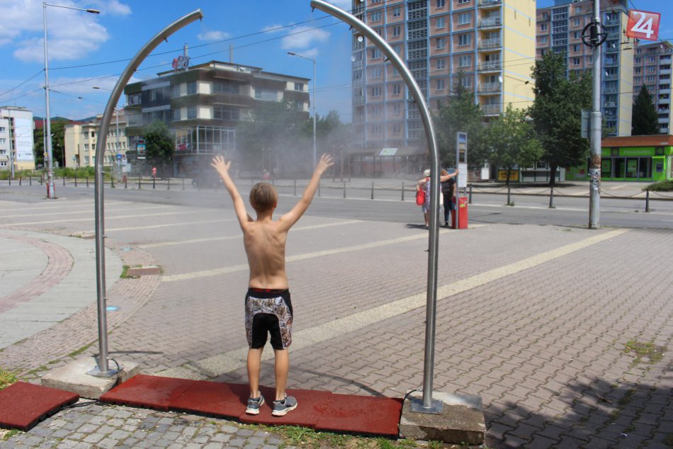 V OBRAZOCH: Bystričanov v horúčavách osviežujú vodné hmly