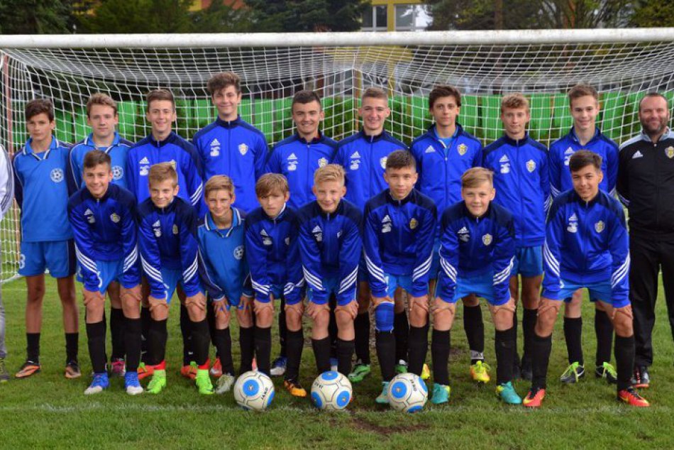 FOTO: Mužstvo starších žiakov FK Humenné, ktoré vybojovalo postup do prvej ligy