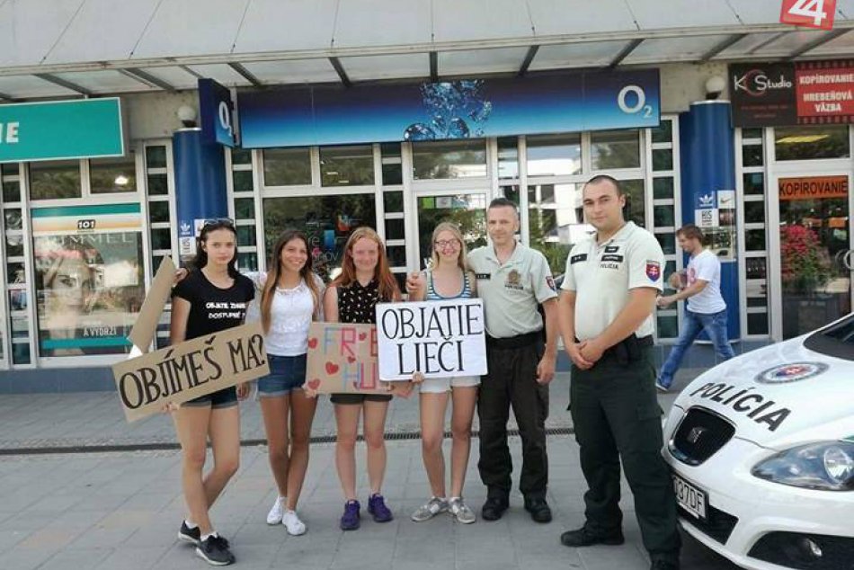 Deň objatí v Považskej Bystrici: Takto to vyzeralo v našich uliciach