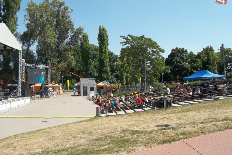 Jarmočná atmosféra v amfíku: Súzvuk tanca, spevu a dobrej nálady