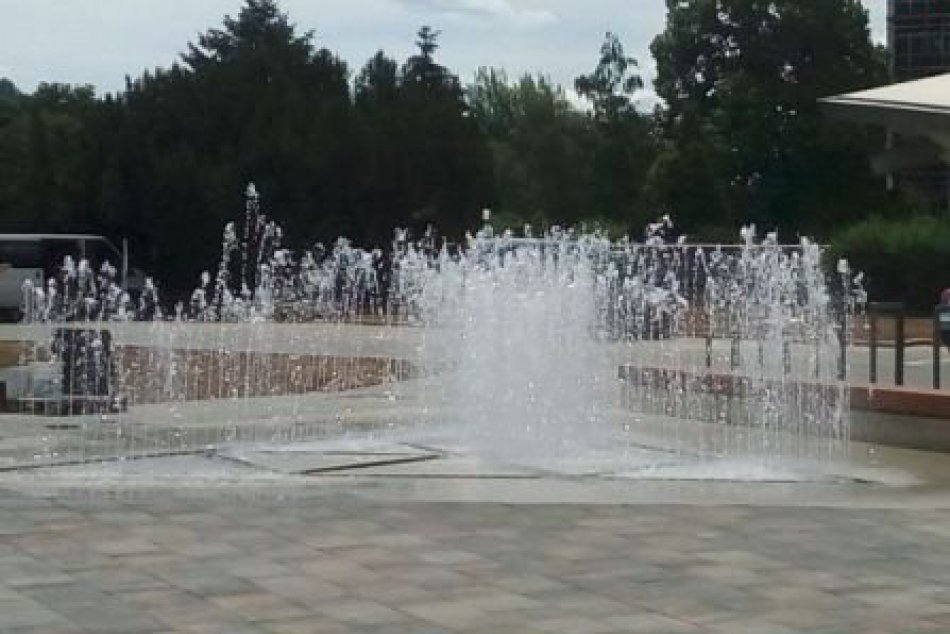 V OBRAZOCH: Nová fontána pri Technickej univerzite teší Zvolenčanov