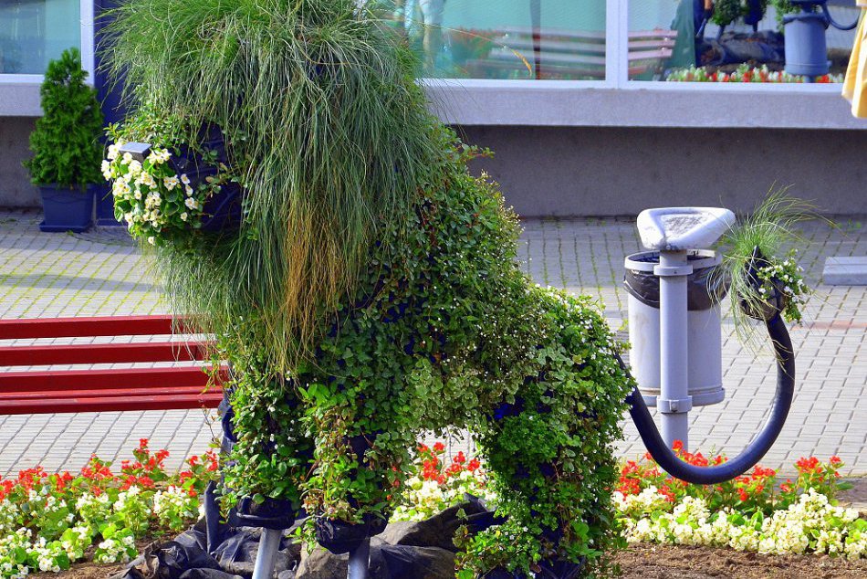 FOTO: Nová ozdobná atrakcia v Humennom. Stretať pri Fontáne lásky budete leva