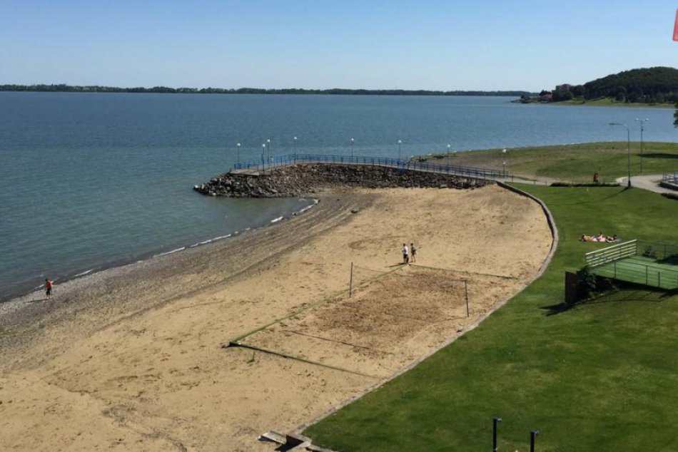 PRVÉ FOTKY: Na brehu Šíravy vzniká nová piesková pláž!