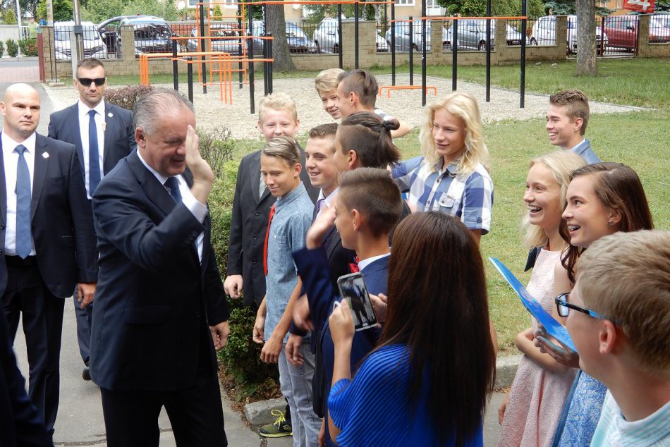 Prezident v Liptovskom Hrádku: Kiska rozdával vysvedčenia