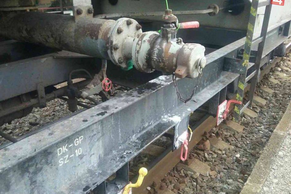 V OBRAZOCH: Na železničnej stanici unikal z vagóna hydroxid sodný