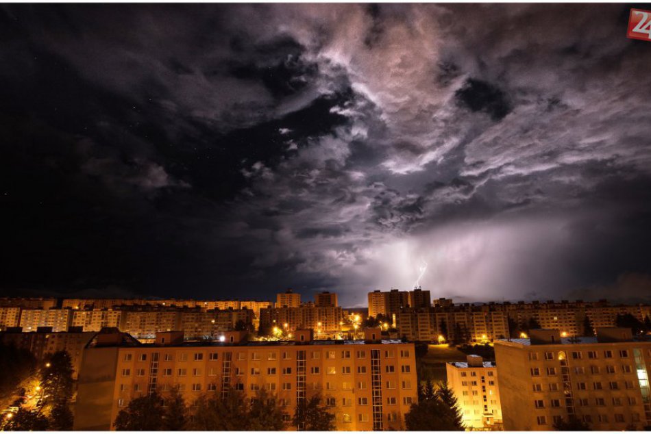 V OBRAZOCH: Blesky nad Bystricou zachytené cez hľadáčik fotoaparátu