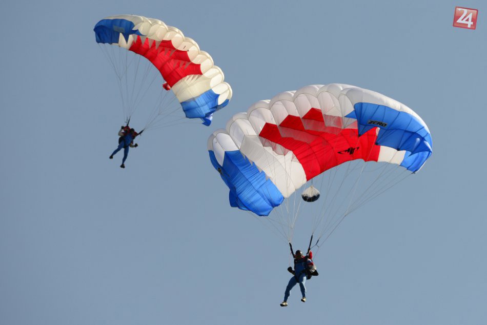 V OBRAZOCH: Zoskoky parašutistov