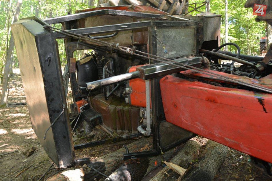 V OBRAZOCH: V lese sa stalo nešťastie. Vodič traktora je vážne zranený