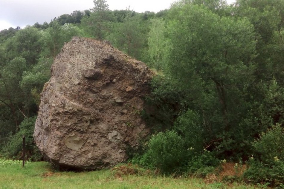 V OBRAZOCH: Ohromný prírodný balvan neďaleko Zvolena