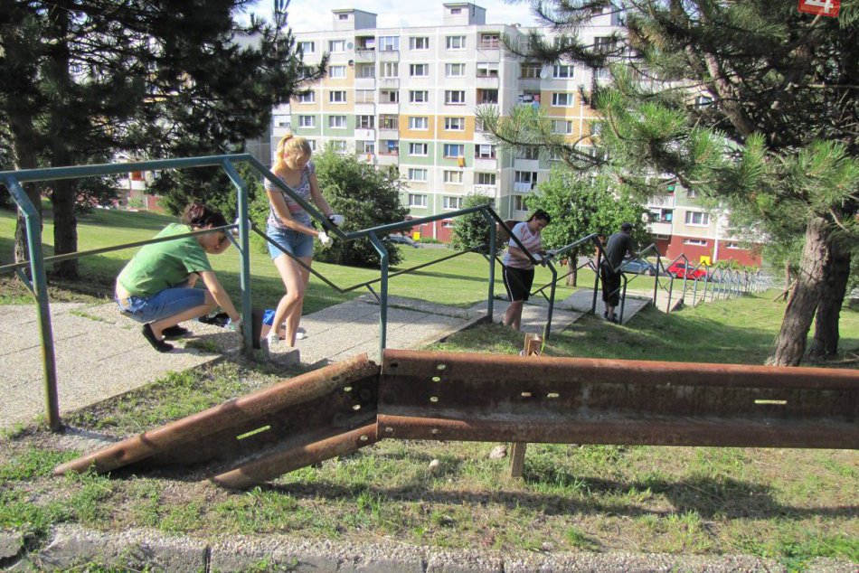 Dobrovoľníci sa činili na Rozkvete: Tamojšie zábradlia opekneli