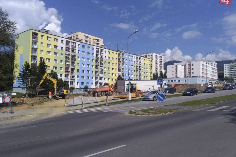 V OBRAZOCH: V Sásovej vyrastá nové parkovisko. Vznikne 116 parkovacích miest