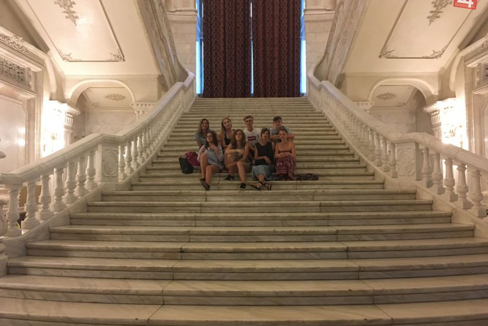 V OBRAZOCH: Bystrickí študenti 2. najväčšej administratívnej budove sveta