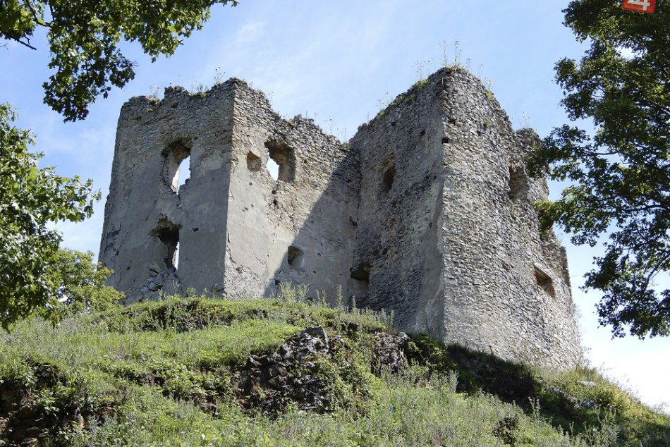 Obnova Brekovského hradu? Pomáhajú aj dobrovoľníci z rôznych kútov sveta, FOTO