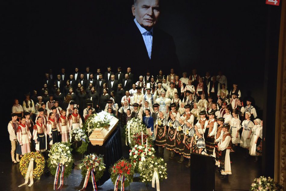 FOTO: Slovensko sa rozlúčilo s choreografom Lúčnice Štefanom Nosáľom