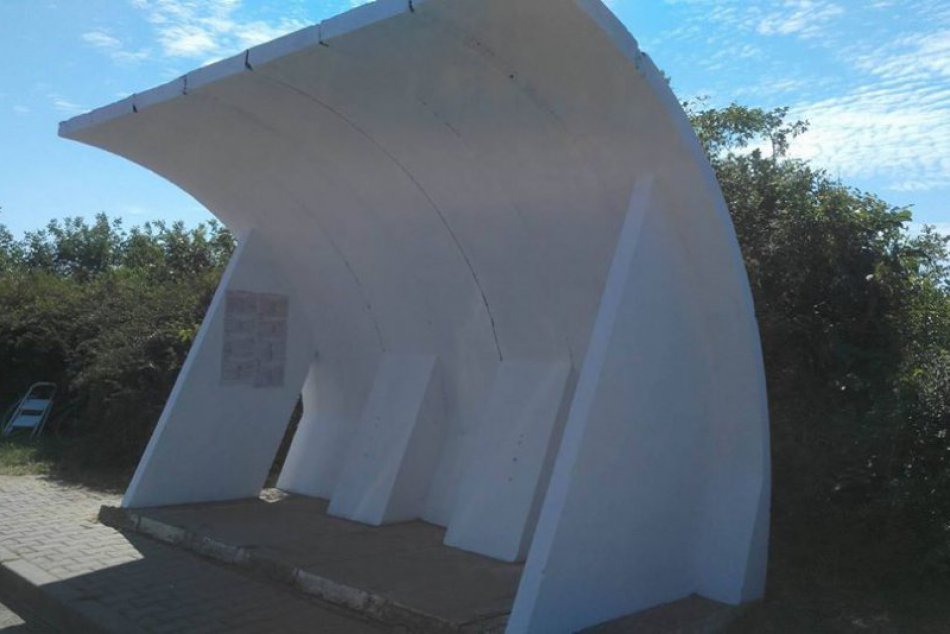 FOTO: Autobusová zastávka sa vďaka dobrovoľníkom zmenila na nepoznanie