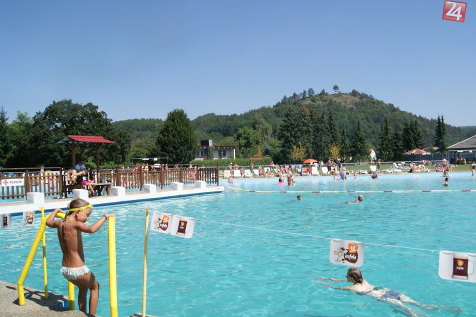 FOTO: Žiarske kúpalisko sa začalo plniť už zrána