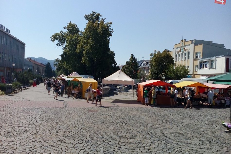 OBRAZOM: Humenské námestie sa zmenilo na obrovské trhovisko