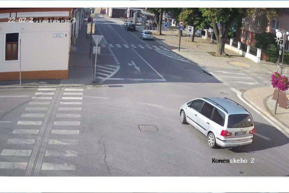 V OBRAZOCH: Neznámy páchateľ okradol v Lučenci krupiérku