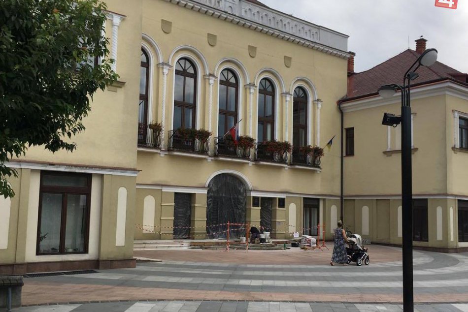 OBRAZOM: Všimli ste si to už? Takáto oprava prebieha pred michalovskou radnicou