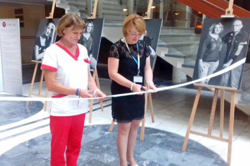 V OBRAZOCH: V Bystrici vystavujú umelecké foto transplantovaných pacientov