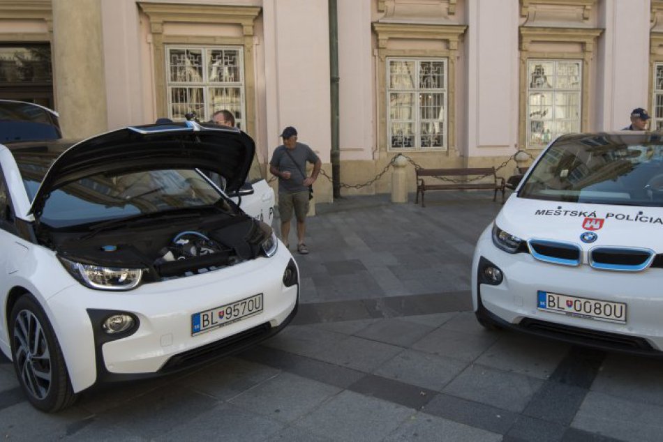 Mestská polícia má dočasne zapožičané dva elektroautomobily