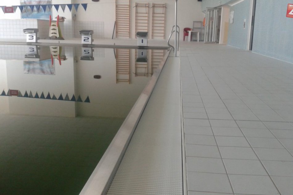 Havarijný stav na plavárni v Považskej: Pozrite, aké sú tam problémy