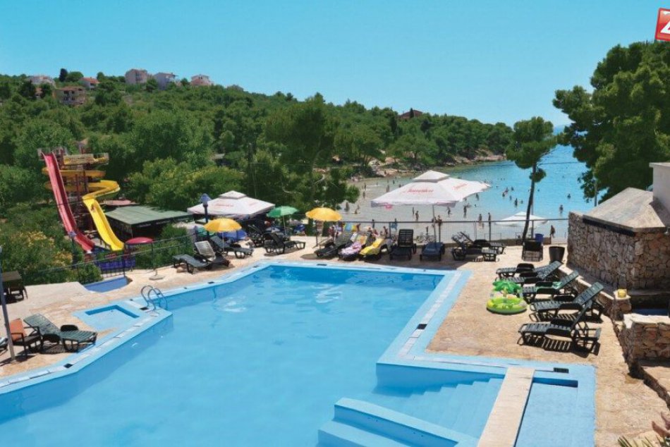 Žltá farba na slnečníku sa objavila na fotografiách: 5, 13, 15, 27, 29, 33, 35