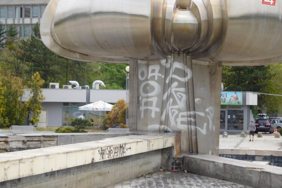 Námestie Slobody vyčistené ... a znova posprejované